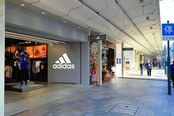 四条通アディダス前